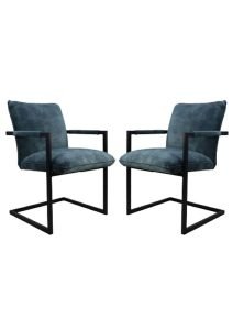 Twee moderne stoelen met zwarte metalen frames en donkergroene, gewatteerde zittingen en rugleuningen, tegenover elkaar tegen een witte achtergrond. Het ontwerp heeft strakke lijnen en een minimalistische stijl.