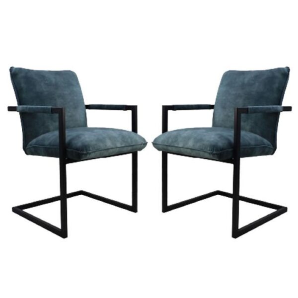 Twee moderne stoelen met zwarte metalen frames en donkergroene, gewatteerde zittingen en rugleuningen, tegenover elkaar tegen een witte achtergrond. Het ontwerp heeft strakke lijnen en een minimalistische stijl.