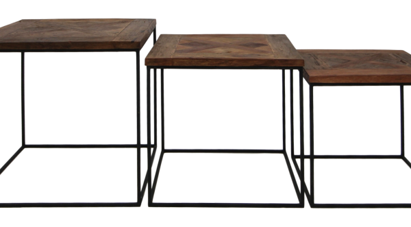 Drie in elkaar passende tafels met donkere houten bladen en zwarte metalen frames, gerangschikt in aflopende grootte van links naar rechts. Het ontwerp is minimalistisch en geometrisch, en toont een moderne industriële stijl.