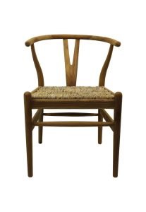 Een houten stoel met een gevlochten rotan zitting. Het heeft een gebogen rugleuning en een Y-vormig steunontwerp. De stoel heeft een eenvoudige, minimalistische esthetiek.