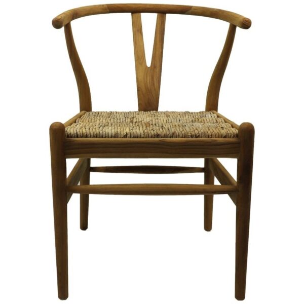 Een houten stoel met een gevlochten rotan zitting. Het heeft een gebogen rugleuning en een Y-vormig steunontwerp. De stoel heeft een eenvoudige, minimalistische esthetiek.