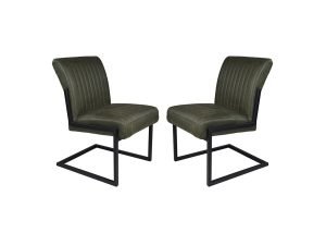 Twee moderne eetkamerstoelen met olijfgroene, gecapitonneerde bekleding en zwarte metalen frames staan tegenover elkaar tegen een witte achtergrond.