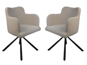 Twee moderne beige fauteuils met structuurstof en gebogen armleuningen. Ze hebben zwarte metalen poten die in een driepootdesign zijn gerangschikt. Beide stoelen zijn licht naar elkaar toe gericht. De achtergrond is wit.