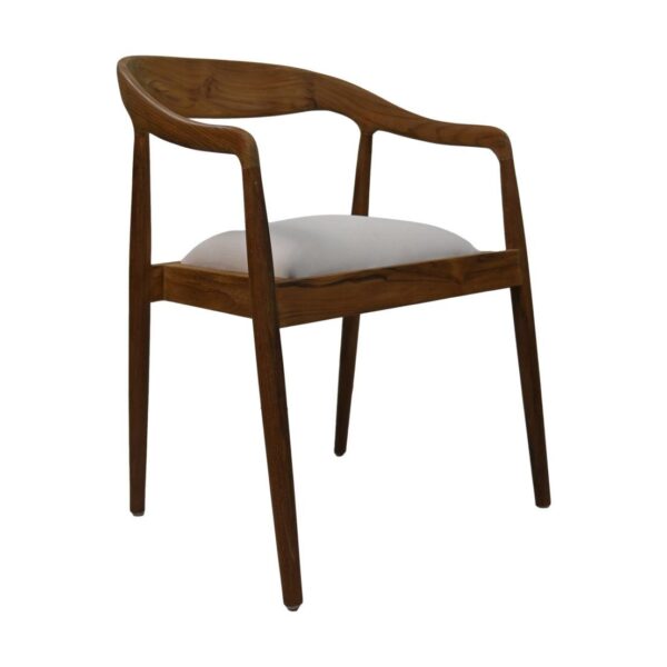 Een houten fauteuil met een strak gebogen design en een lichtgrijze, gewatteerde zitting. De stoel heeft vier taps toelopende poten en open armleuningen, wat een moderne en minimalistische esthetiek creëert.
