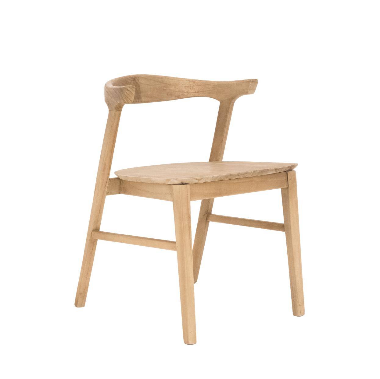 Een houten stoel met een minimalistisch design, met een gebogen rugleuning en vier rechte poten. De zitting is plat en het hout heeft een lichte, natuurlijke afwerking.