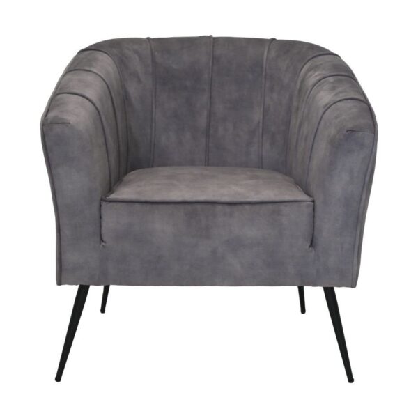 Een grijs gestoffeerde fauteuil met een ronde rugleuning en verticale stiksels, ondersteund door vier slanke zwarte metalen poten. De stoel heeft een modern, minimalistisch design dat geschikt is voor hedendaagse interieurs.