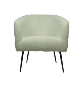 Een moderne fauteuil met een minimalistisch design, met een crèmekleurige, gestructureerde stof en ondersteund door vier slanke zwarte metalen poten. De stoel heeft een lichte kromming in de rugleuning en armen, wat een gezellige, eigentijdse look biedt.