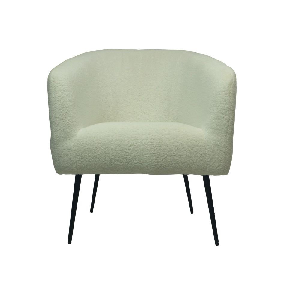 Een moderne fauteuil met een minimalistisch design, met een crèmekleurige, gestructureerde stof en ondersteund door vier slanke zwarte metalen poten. De stoel heeft een lichte kromming in de rugleuning en armen, wat een gezellige, eigentijdse look biedt.