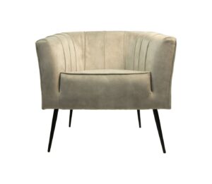 Een beige fluwelen fauteuil met een gebogen rugleuning en verticale stiksels staat op vier slanke zwarte metalen poten. De stoel heeft een modern design, geschikt voor hedendaagse interieurs.