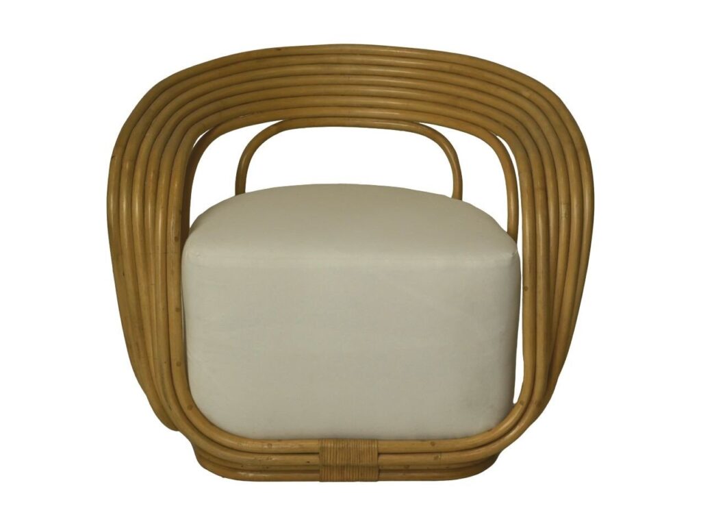 Een rotan stoel met een unieke, afgeronde rugleuning gemaakt van gebogen rotan lussen. Het zitkussen is bekleed met een gladde, crèmekleurige stof, die contrasteert met de natuurlijke afwerking van de rotan structuur.