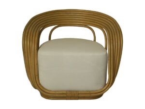 Een rotan stoel met een unieke, afgeronde rugleuning gemaakt van gebogen rotan lussen. Het zitkussen is bekleed met een gladde, crèmekleurige stof, die contrasteert met de natuurlijke afwerking van de rotan structuur.