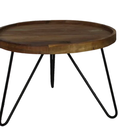 Een ronde houten salontafel met een donkerbruine afwerking, met een eenvoudig, plat oppervlak en drie slanke, zwarte metalen haarspeldpoten.
