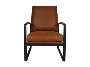Een bruine leren stoel met een gewatteerde zitting en rugleuning staat op een zwart metalen frame. Het ontwerp is strak en modern, met gebogen armleuningen en een minimalistische esthetiek.