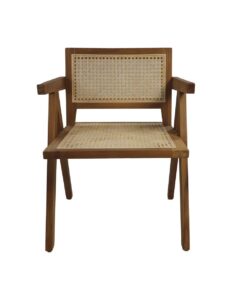 Houten stoel met een gevlochten rieten rugleuning en zitting. Heeft rechte houten armleuningen en poten. Eenvoudig en klassiek ontwerp.