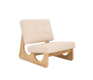 Een moderne stoel met een beige, gewatteerde rugleuning en zitting. Het frame is gemaakt van licht hout met een strak, hoekig design. De rugleuning heeft een subtiel gecapitonneerd patroon.