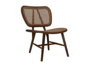 Houten stoel met een gevlochten rieten rugleuning en zitting, met gladde, hoekige poten en een minimalistisch design. De stoel heeft een natuurlijke houtafwerking, wat hem een rustieke en elegante uitstraling geeft.