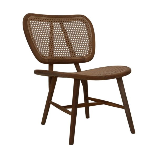 Houten stoel met een gevlochten rieten rugleuning en zitting, met gladde, hoekige poten en een minimalistisch design. De stoel heeft een natuurlijke houtafwerking, wat hem een rustieke en elegante uitstraling geeft.