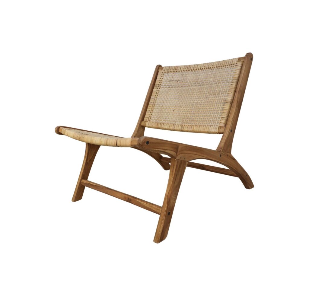 Een houten loungestoel met een gevlochten rotan zitting en rugleuning. De stoel heeft een strak, minimalistisch design met zacht gebogen poten en een natuurlijke afwerking, tegen een witte achtergrond.