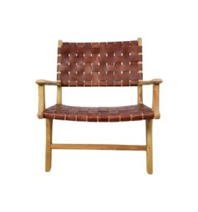 Een houten stoel met een gevlochten bruine leren zitting en rugleuning. De armleuningen en poten zijn gemaakt van licht hout, wat een rustiek en modern design biedt. De stoel heeft een stevige en minimalistische esthetiek.