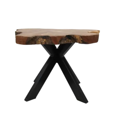 Een houten bijzettafel met een natuurlijke, ongelijke rand en x-vormige zwarte metalen poten. Het tafelblad is donkerbruin, wat de natuurlijke nerf en textuur van het hout laat zien.