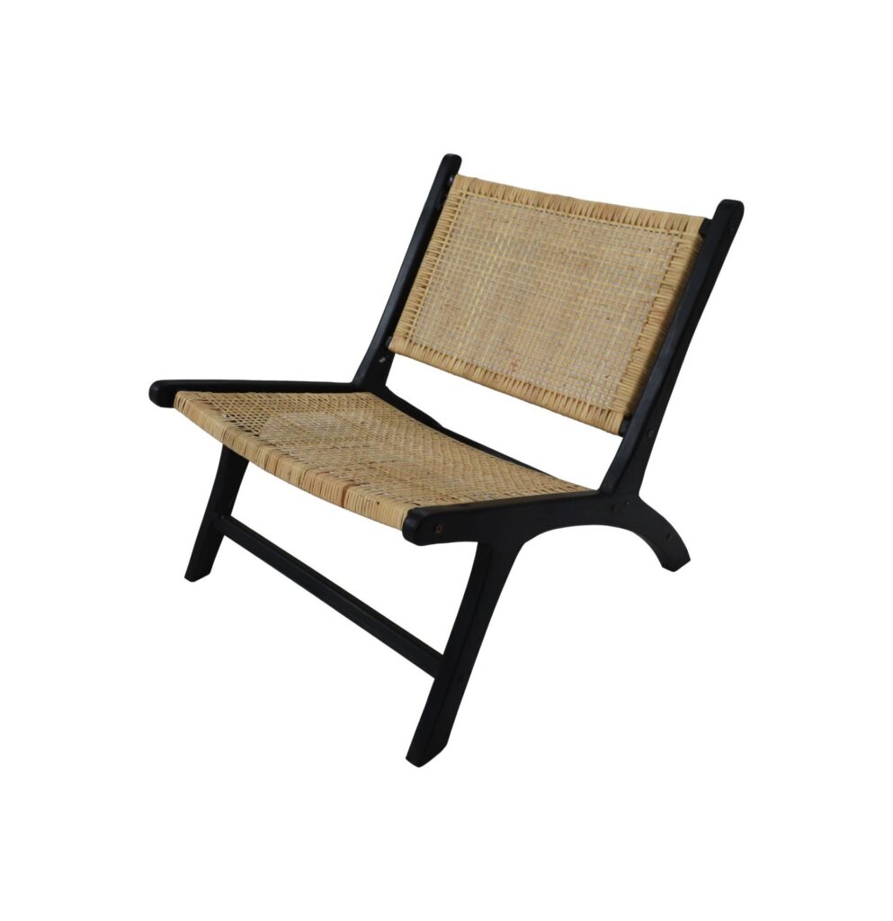 Een houten stoel met zwart frame en gevlochten rotan zitting en rugleuning, lichtjes gekanteld. Het ontwerp is minimalistisch en modern. De achtergrond is effen wit.