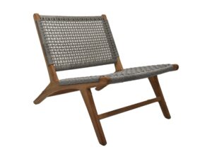 Een houten stoel met een geweven touw rugleuning en zitting, met een minimalistisch design. Het frame is gemaakt van natuurlijk hout en de geweven elementen zijn in een grijze kleur, wat het een moderne maar rustieke uitstraling geeft.