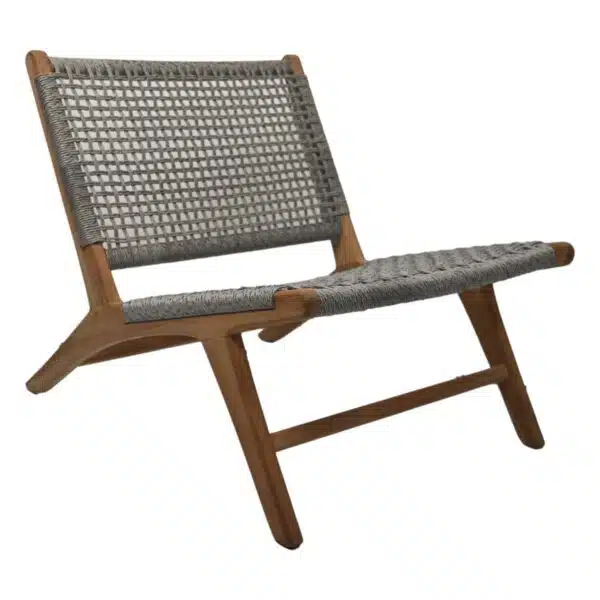 Een houten stoel met een geweven touw rugleuning en zitting, met een minimalistisch design. Het frame is gemaakt van natuurlijk hout en de geweven elementen zijn in een grijze kleur, wat het een moderne maar rustieke uitstraling geeft.