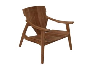 Een houten stoel met een natuurlijke afwerking, met een licht hellende rugleuning, gebogen armleuningen en een brede zitting, allemaal ondersteund door schuine poten. Het stoelontwerp is minimalistisch en rustiek.