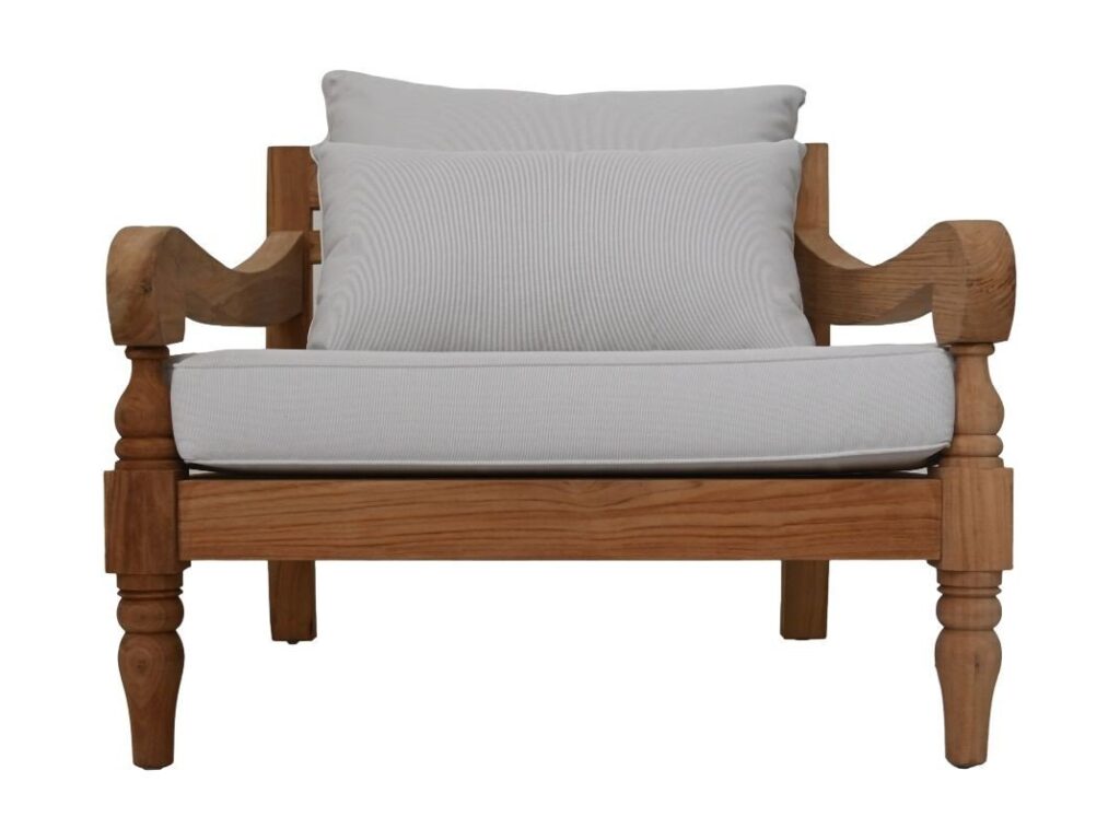 Een houten fauteuil met gedetailleerde houtsnijwerken, met lichtgrijze kussens op de zitting en rugleuning. De stoel heeft een natuurlijke houtafwerking, wat de stevige constructie en het elegante ontwerp laat zien.
