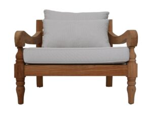 Een houten fauteuil met gedetailleerde houtsnijwerken, met lichtgrijze kussens op de zitting en rugleuning. De stoel heeft een natuurlijke houtafwerking, wat de stevige constructie en het elegante ontwerp laat zien.