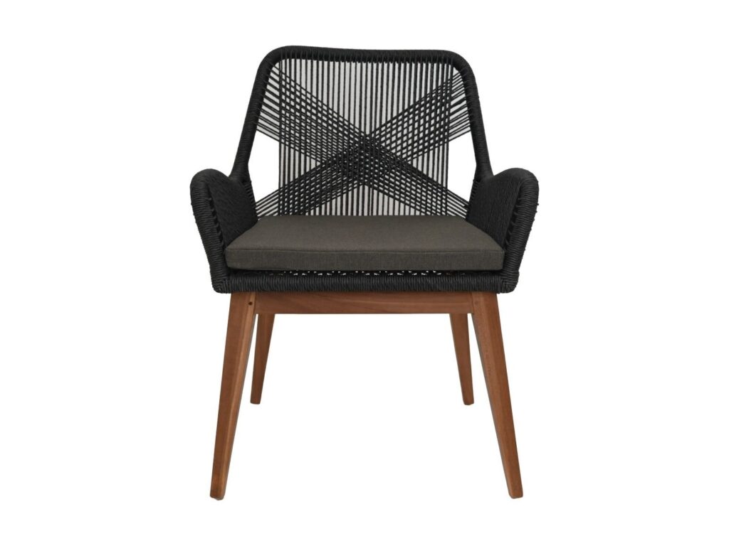 Een moderne stoel met een zwarte geweven rugleuning met een kruislings patroon. De stoel heeft een donkere, gewatteerde zitting en houten poten, wat zorgt voor een stijlvolle en eigentijdse look.