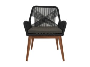 Een moderne stoel met een zwarte geweven rugleuning met een kruislings patroon. De stoel heeft een donkere, gewatteerde zitting en houten poten, wat zorgt voor een stijlvolle en eigentijdse look.