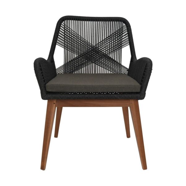 Een moderne stoel met een zwarte geweven rugleuning met een kruislings patroon. De stoel heeft een donkere, gewatteerde zitting en houten poten, wat zorgt voor een stijlvolle en eigentijdse look.
