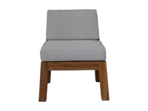 Lichtgrijze stoel met kussens en een houten frame. De stoel heeft een minimalistisch design met een vierkante zitting en rugleuning, ondersteund door rechte houten poten.