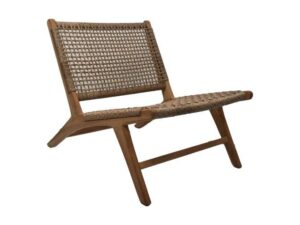 Een houten loungestoel met een geweven zitting en rugleuning. Het ontwerp heeft schuine poten en een minimalistische, rustieke uitstraling. De natuurlijke houtafwerking en het geweven patroon zorgen voor een gezellige, stijlvolle uitstraling.