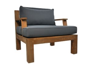 Een houten fauteuil met dikke, donkergrijze kussens op de zitting en rugleuning. De stoel heeft een eenvoudig, modern ontwerp met rechte lijnen en een stevige constructie, met armleuningen en een licht gepolijste houten afwerking.