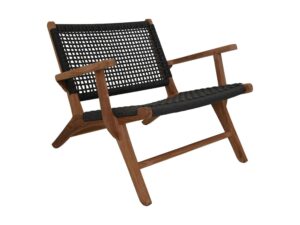 Houten loungestoel met een geweven zwarte touwzitting en rugleuning. De stoel heeft schuine poten en armleuningen, met een mid-century modern design.