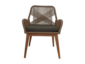 Een houten stoel met vier poten heeft een gevlochten rotan rugleuning en armleuningen. Het heeft een zwart kussen op de zitting, wat rustieke en moderne designelementen combineert.