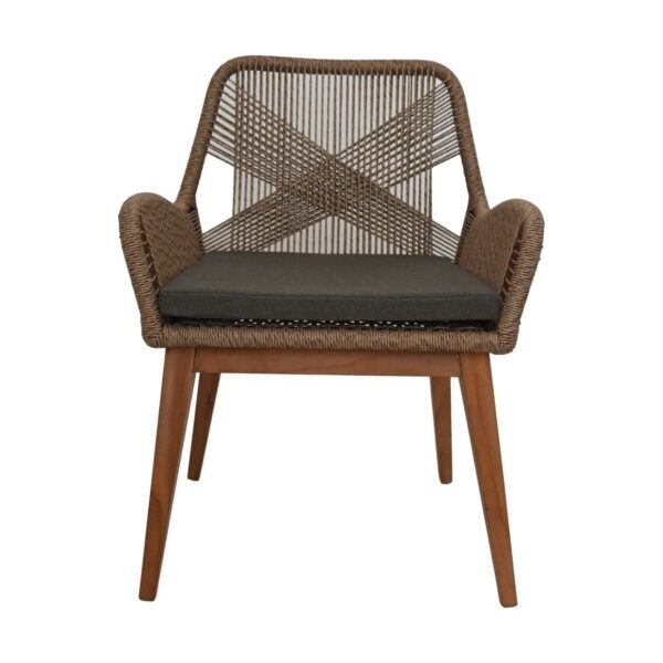 Een houten stoel met vier poten heeft een gevlochten rotan rugleuning en armleuningen. Het heeft een zwart kussen op de zitting, wat rustieke en moderne designelementen combineert.