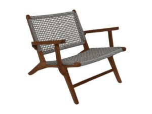 Houten loungestoel met geweven grijs en wit touw zitting en rugleuning. De stoel heeft schuine poten en armleuningen, wat een modern en minimalistisch design biedt.