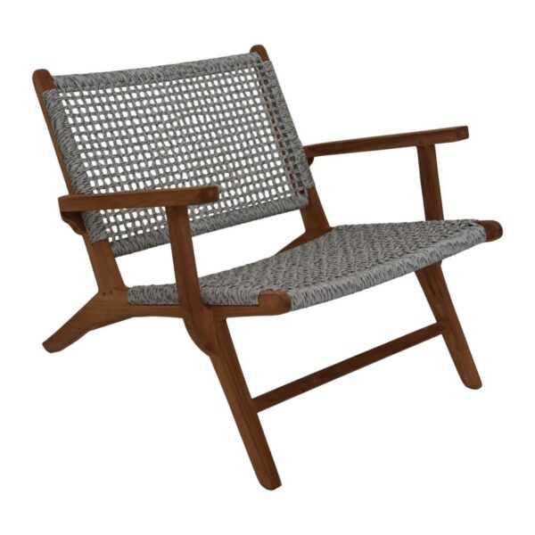 Een geweven stoel met een houten frame met schuine poten. De zitting en rugleuning zijn gemaakt van verweven lichtgrijze stof, wat een getextureerd uiterlijk creëert. De stoel heeft brede armleuningen en een algeheel modern, minimalistisch ontwerp.