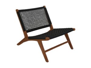 Een moderne loungestoel met een houten frame met een donker geweven touwzitting en rugleuning. Het ontwerp is minimalistisch met een schuine rugleuning en gespreide poten, wat zowel natuurlijk hout als hedendaags vakmanschap laat zien.