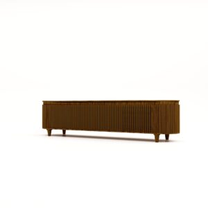 Een lange, houten dressoir met verticale latten en vier taps toelopende poten tegen een effen witte achtergrond. Het ontwerp is minimalistisch en modern.