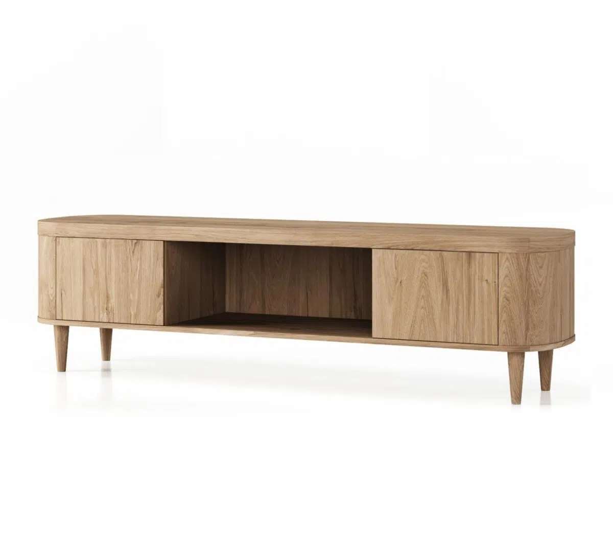 Een houten tv-standaard met een mid-century modern design, met afgeronde randen, taps toelopende poten en drie secties, twee met gesloten kasten en één open plank in het midden. De houtafwerking is een lichte, natuurlijke kleur.