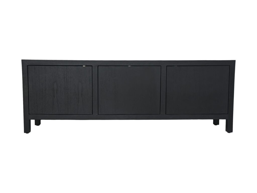 Zwarte houten dressoir met drie deuren, met een minimalistisch design en verhoogd op korte poten. Vooraanzicht.