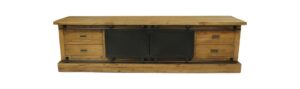 Een houten tv-standaard met een rustiek design, met vier lades aan beide uiteinden en twee zwarte schuifdeuren in het midden. De standaard heeft een stevig frame met een natuurlijke houten afwerking.