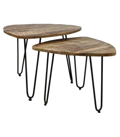 Twee in elkaar passende driehoekige houten tafels met zwarte metalen haarspeldpoten. De tafels hebben een rustieke afwerking en zijn zo geplaatst dat ze overlappen, waarbij de kleinere tafel gedeeltelijk onder de grotere is geschoven.
