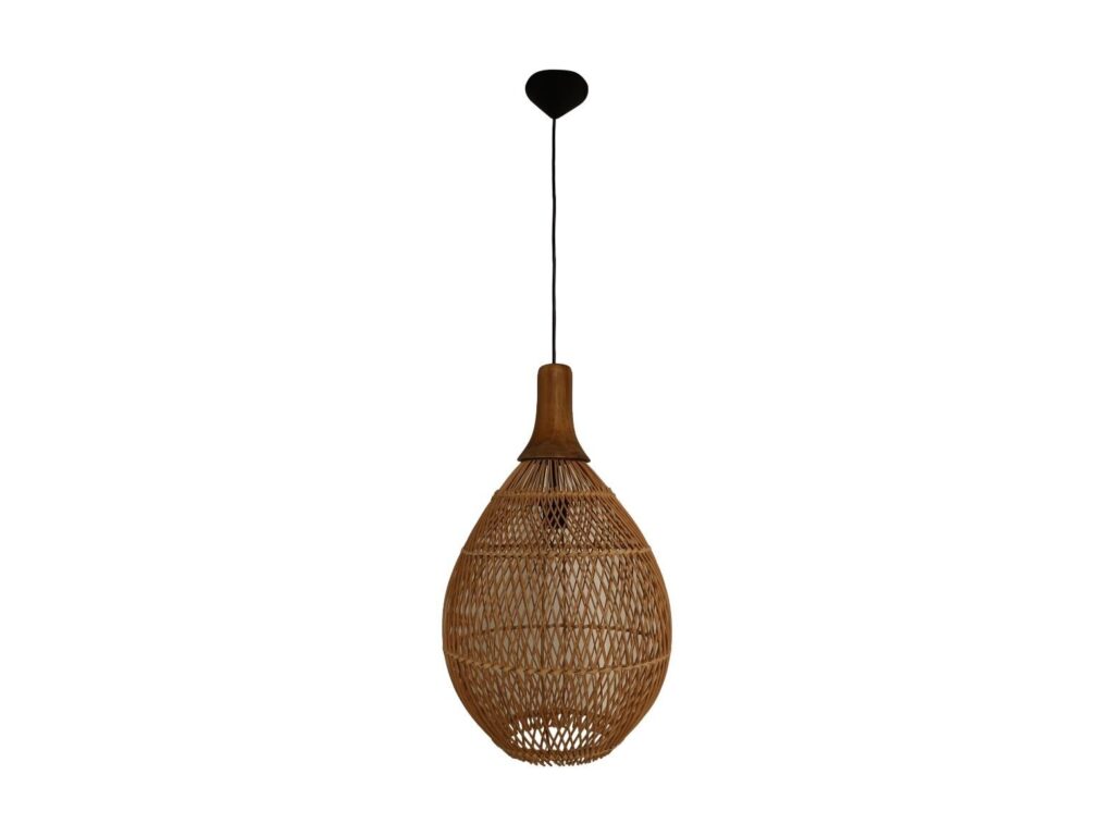 Een geweven rotan hanglamp met een langwerpige traanvorm hangt aan een zwart snoer. Het ingewikkelde geweven patroon laat licht door, wat een warme en natuurlijke esthetiek creëert.