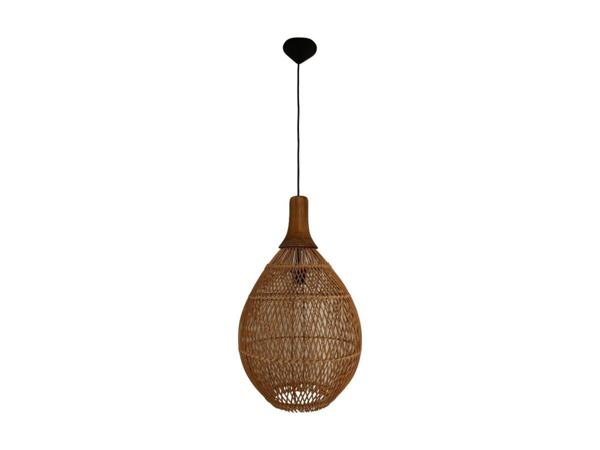 Een geweven rotan hanglamp met een langwerpige traanvorm hangt aan een zwart snoer. Het ingewikkelde geweven patroon laat licht door, wat een warme en natuurlijke esthetiek creëert.