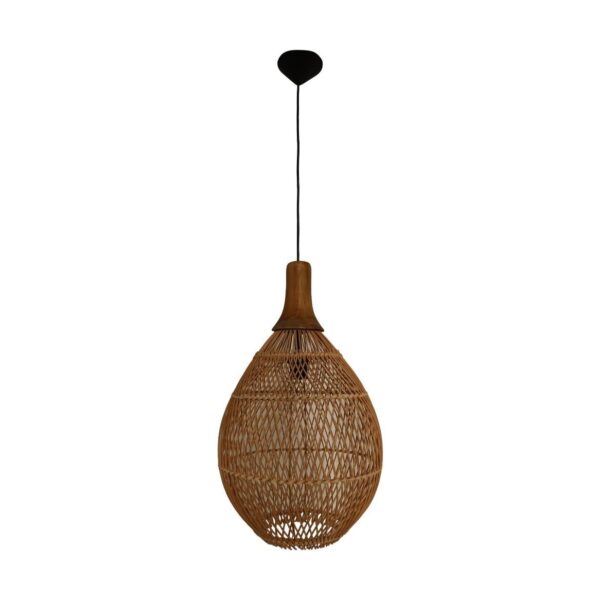 Een geweven rotan hanglamp met een langwerpige traanvorm hangt aan een zwart snoer. Het ingewikkelde geweven patroon laat licht door, wat een warme en natuurlijke esthetiek creëert.